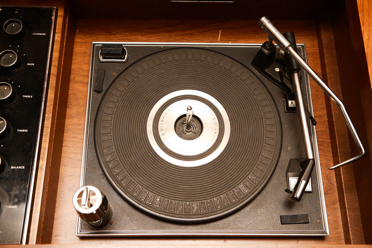 Vintage Magnavox Record Player with Builtin Speakers EBTH